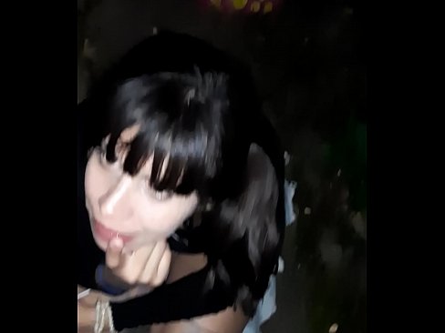 ❤️ Op der Strooss geschwollen Penis am Austausch fir Séissegkeeten ❌ Sexvideo bei eis ❌️