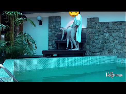 ❤️ Boss invitéiert Déngschtmeedchen an de Pool, mee konnt net engem waarm widderstoen ❌ Sexvideo bei eis ❌️