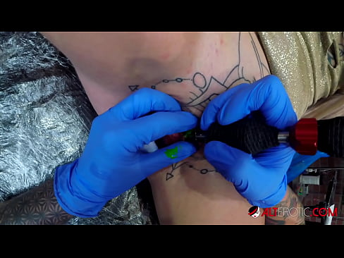 ❤️ Extrem tattooed Hottie Sully Savage krut en Tattoo op hirem Klitoris ❌ Sexvideo bei eis ❌️