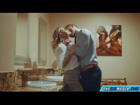 ❤️ Wann eng Busty Blond Iech an engem ëffentlechen Toilette verféiert ❌ Sexvideo bei eis ❌️